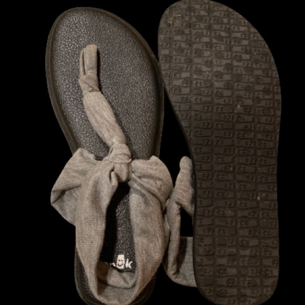 Sanuk grey flip flops size 6